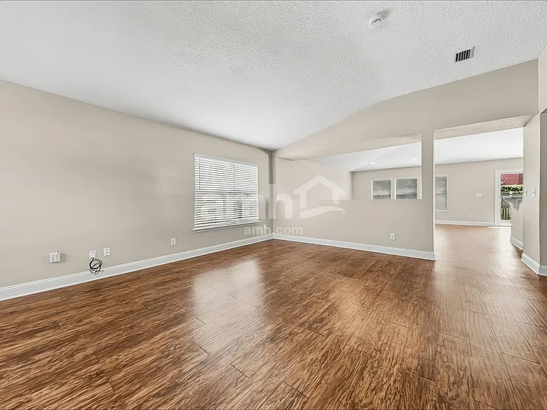 2320 Brian Lakes Dr E — Photo 7