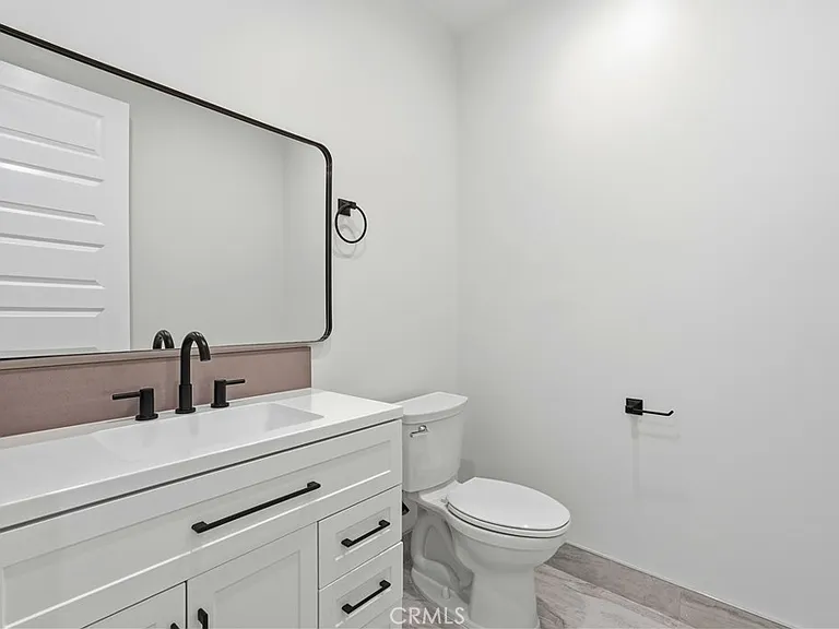 10913 White Oak Ave — Photo 12