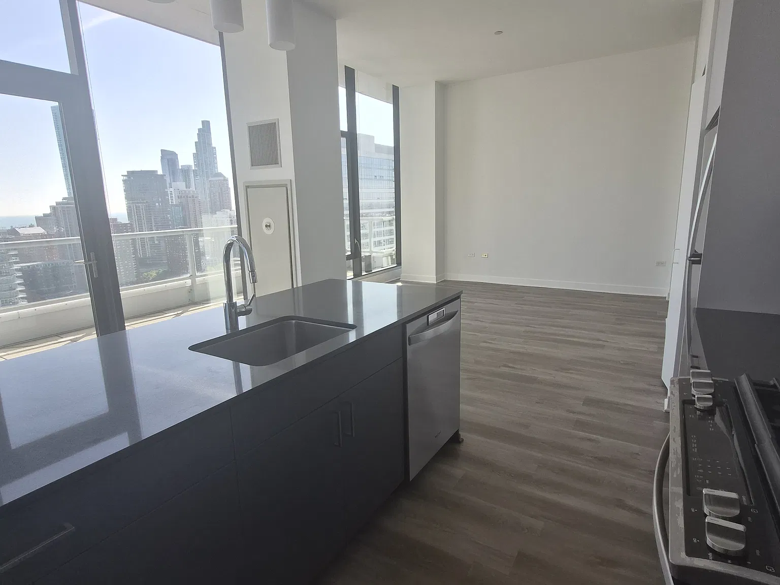 2 bed, 1421 sqft, $5,372 — Photo 2