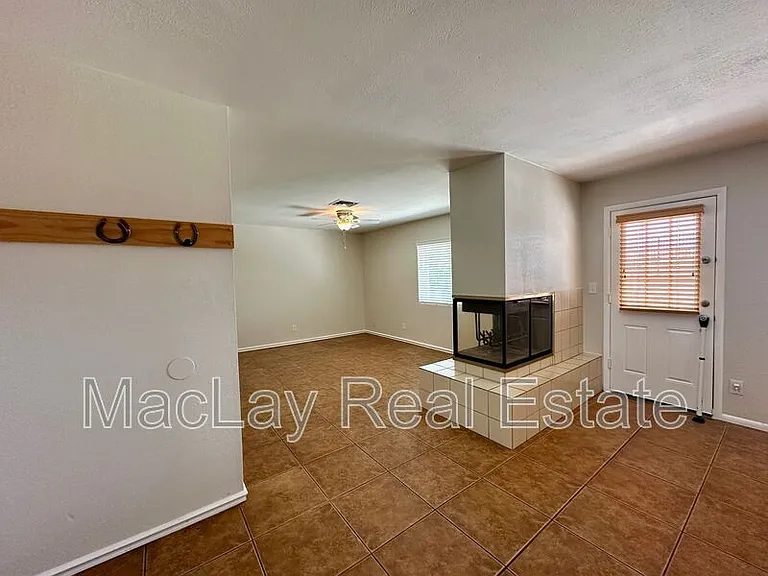 1441 E Diamond Dr — Photo 4
