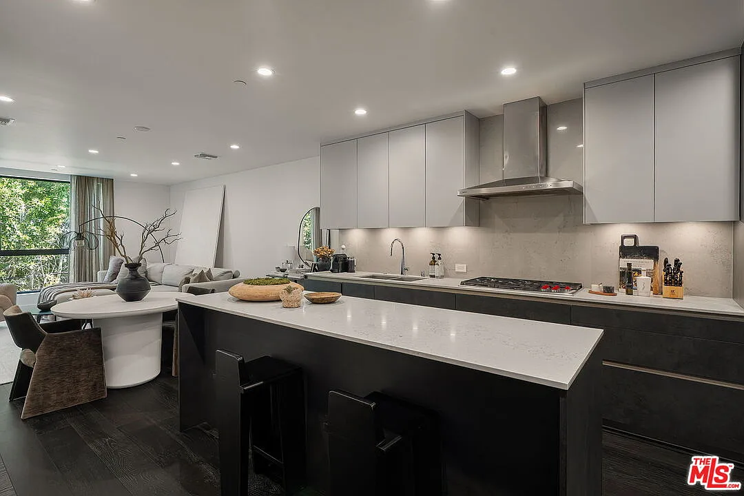 1 bed, 1.5 bath, 1241 sqft, $8,995 — Photo 4