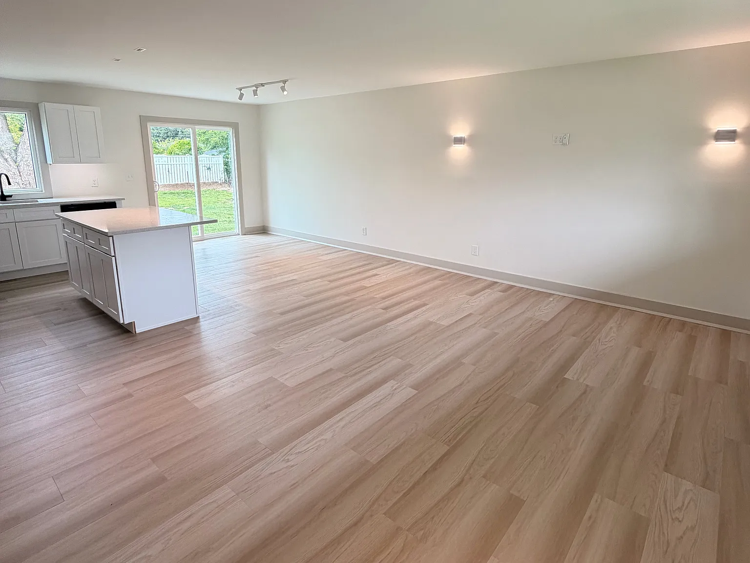 3 bed, 1.5 bath, 1092 sqft, $3,650 — Photo 3