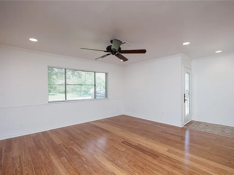 830 Crestview Dr — Photo 6