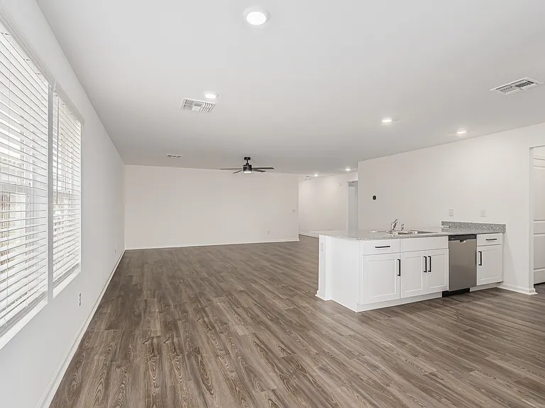 1402 E Peggy Dr — Photo 4
