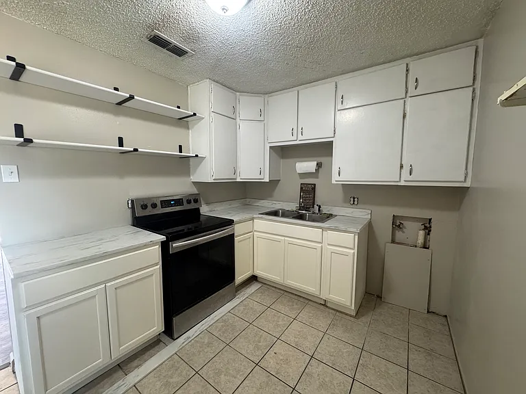 459 Bowie St — Photo 1
