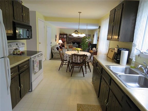 5th image of 206 Hilltop Ln