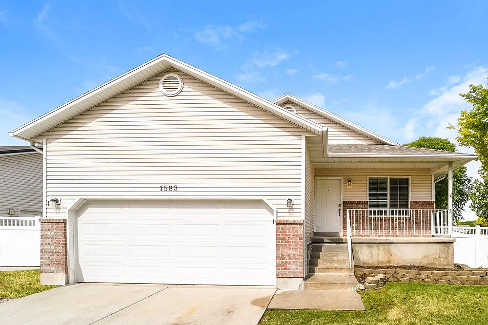 5 bed, 2.0 bath, 2404 sqft, $2,570 — Photo 1