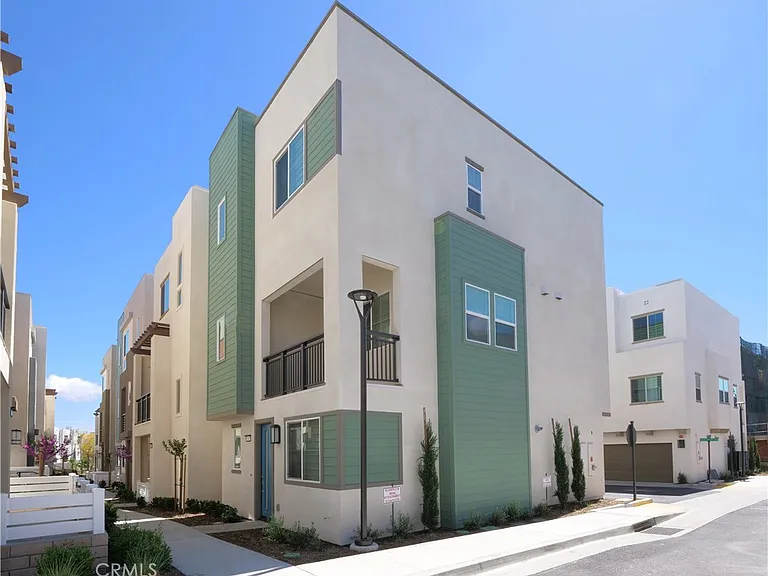 1645 W Hornet Dr — Photo 1