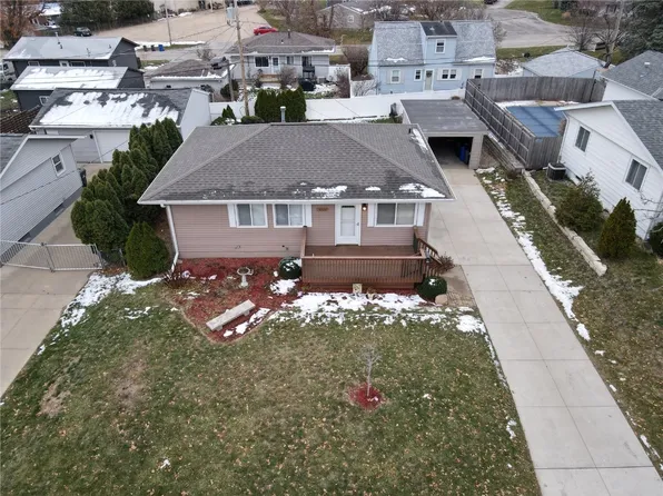 4925 Kesler Rd NW, Cedar Rapids, IA 52405