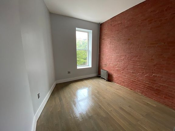 3rd image of 131 Jefferson Ave APT 2