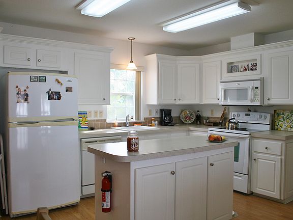 4th image of 8442 SE Skylark Ave