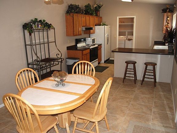 OPEN KITCHEN W/BRKST BAR