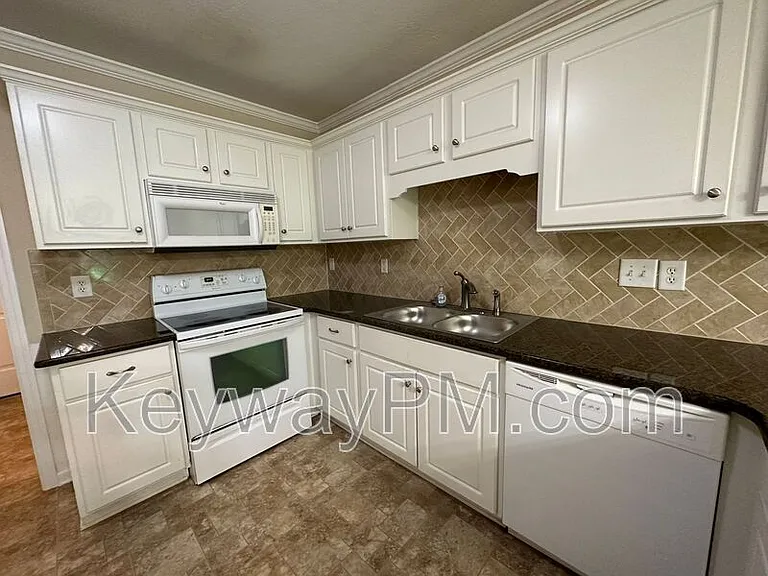 2136 Sylvan Lake Dr — Photo 9