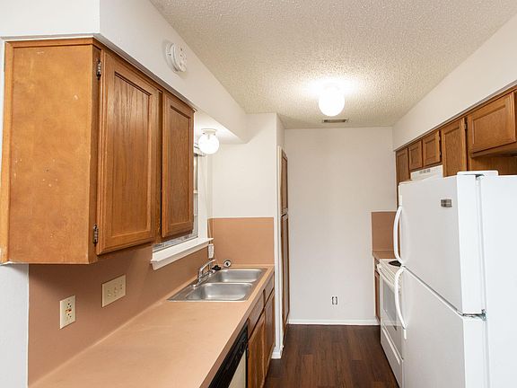 5th image of 2102 Courtney St #A