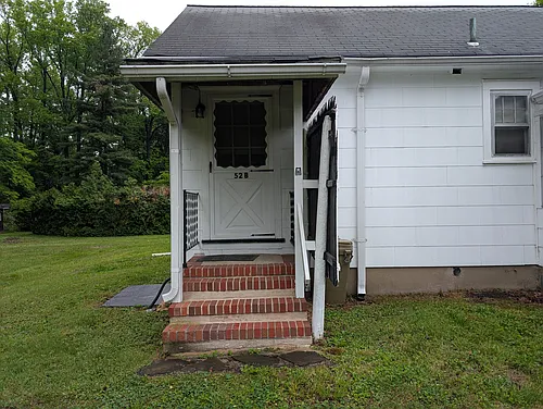 52 Scott Ave #B Photo 1