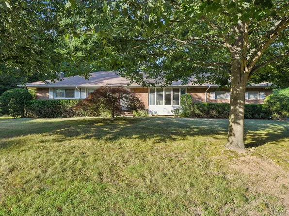 22 Reynolds Road, Glen Cove, NY 11542