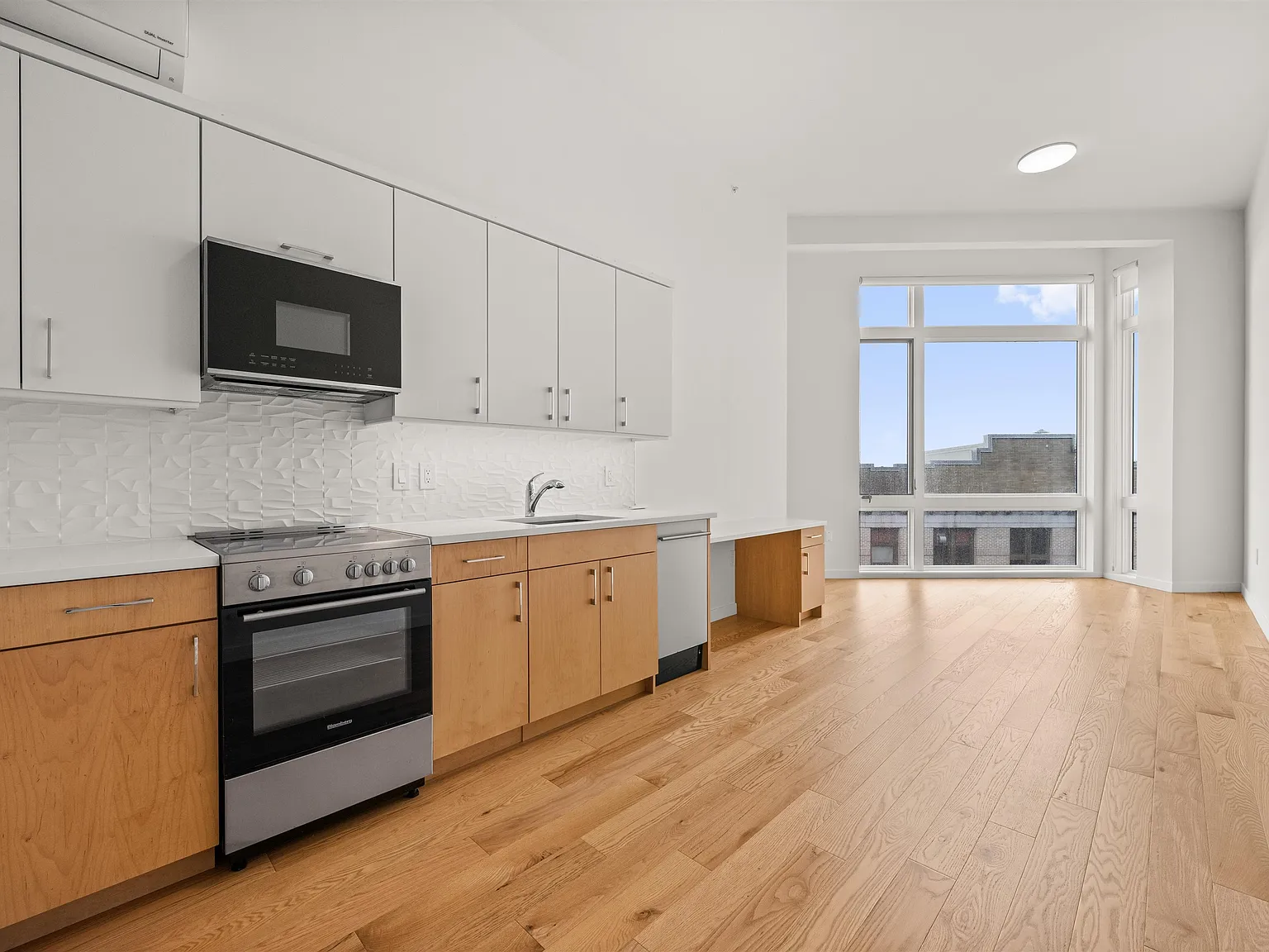 Studio, 1.0 bath, 577 sqft, $2,595 — Photo 2