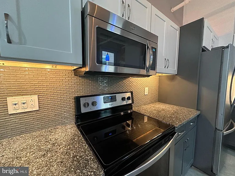 820 W Market St #2B — Photo 4