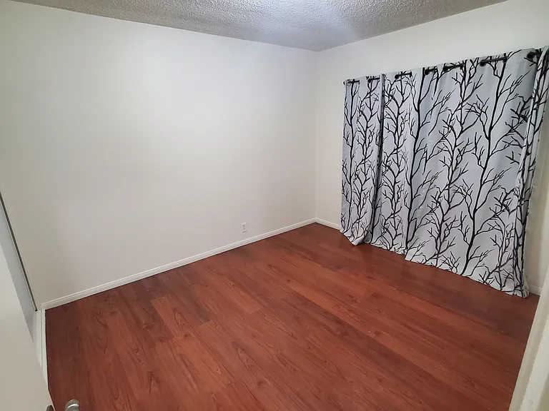 1325 E 7th St #10 — Photo 7