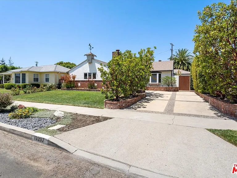13207 Lake St — Photo 1