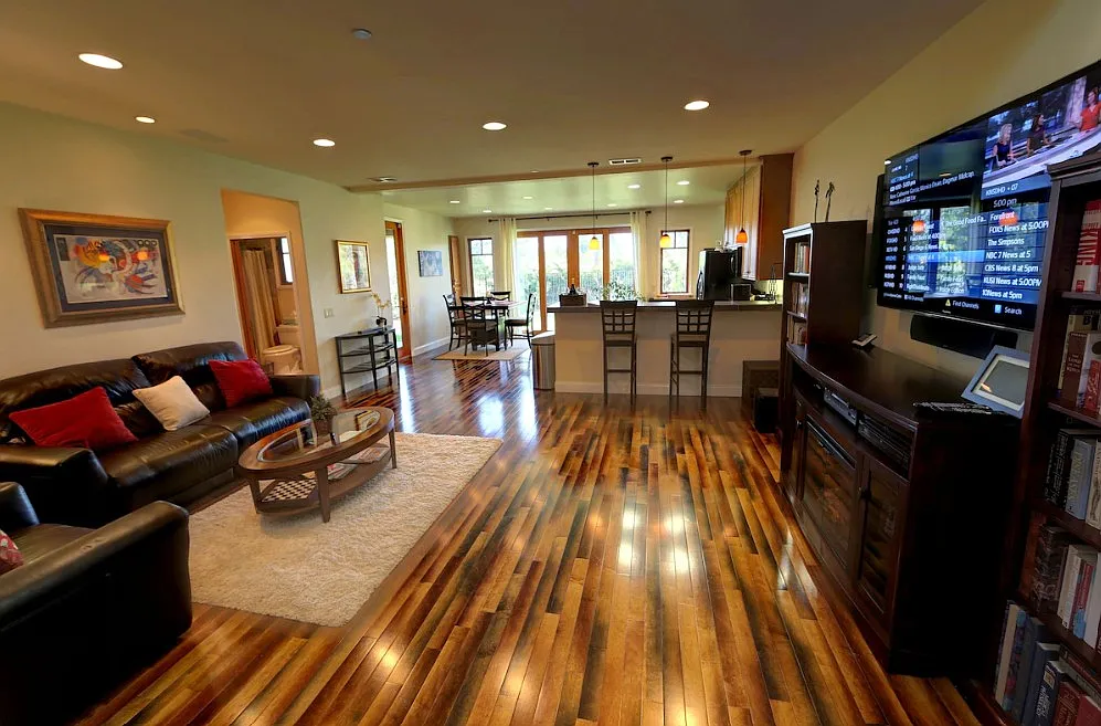 2 bed, 2400 sqft, $7,200 — Photo 2