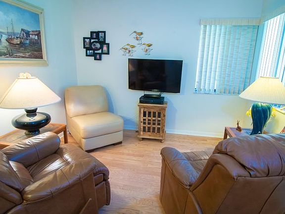 4th image of 204 Sea Oats Dr APT A