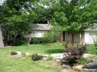 375 NW North Shore Dr, Lake Waukomis, MO 64151