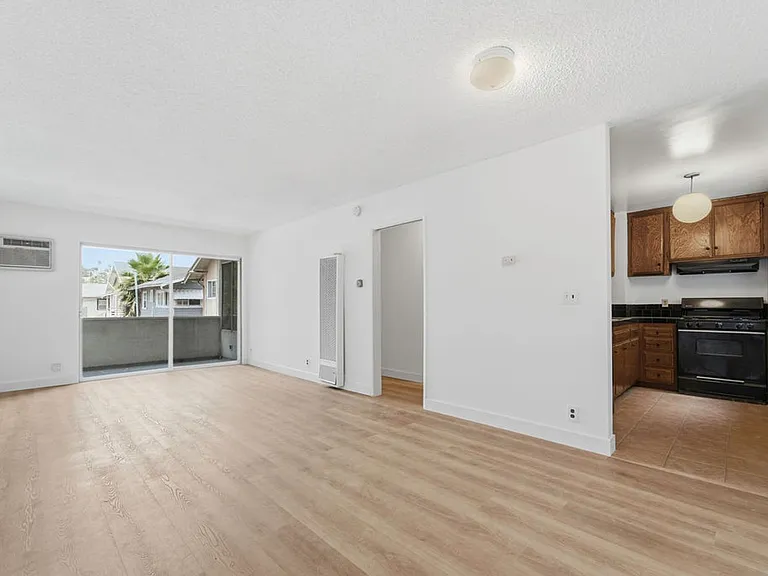 1131 Sanborn Ave — Photo 7