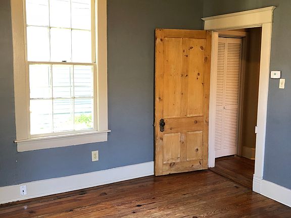 5th image of 913 Blythe St