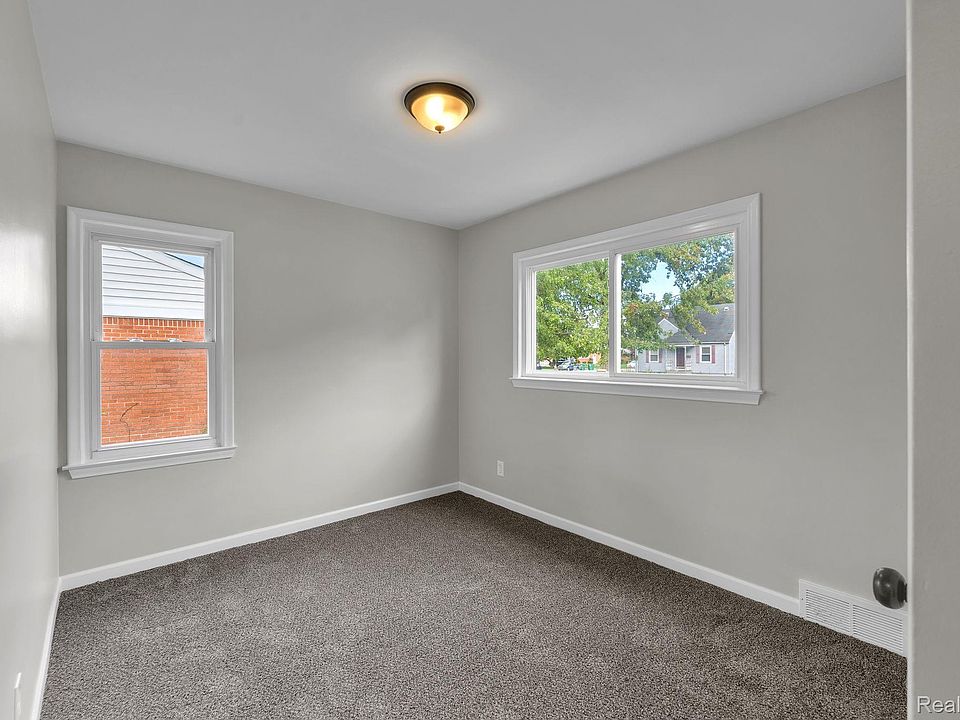 32239 Chester St, photo 17