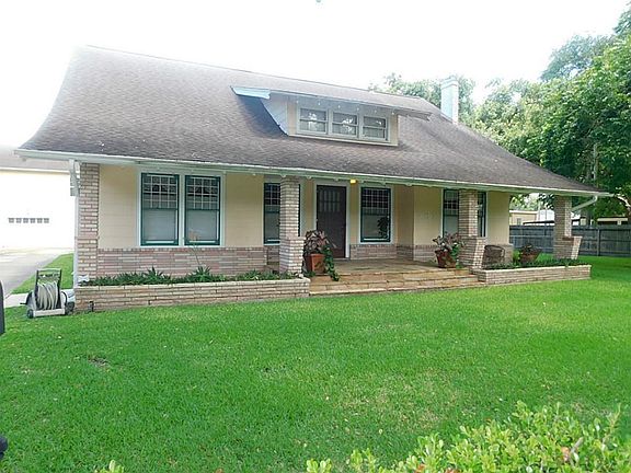 FRONT ELEVATION FEATURES COVERED FLAGSTONE PORCH
