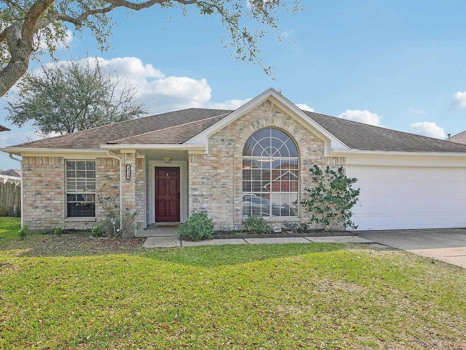 3 bed, 2.0 bath, 1520 sqft, $2,000 — Photo 1