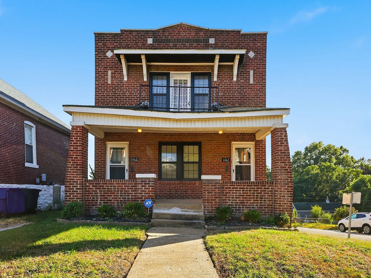 2 bed, 1.0 bath, 1035 sqft, $1,550 — Photo 2