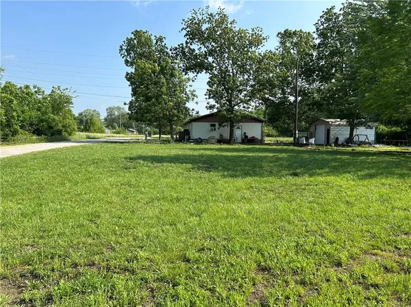 77 Red Hawk Ln, Mound City, KS 66056