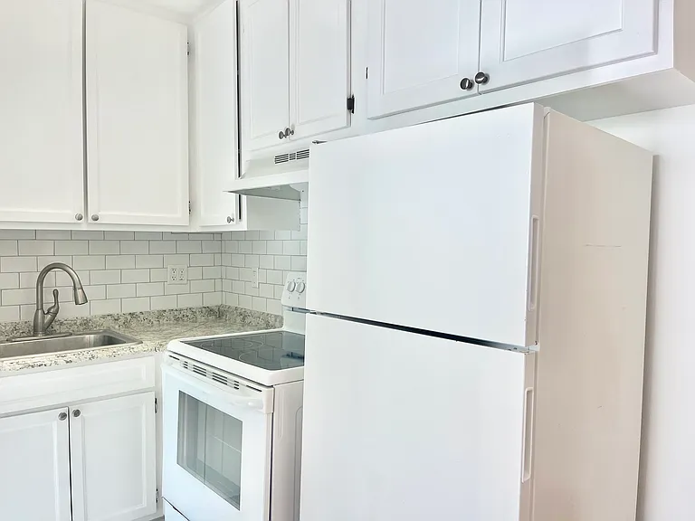7120 Hawthorn Ave — Photo 6