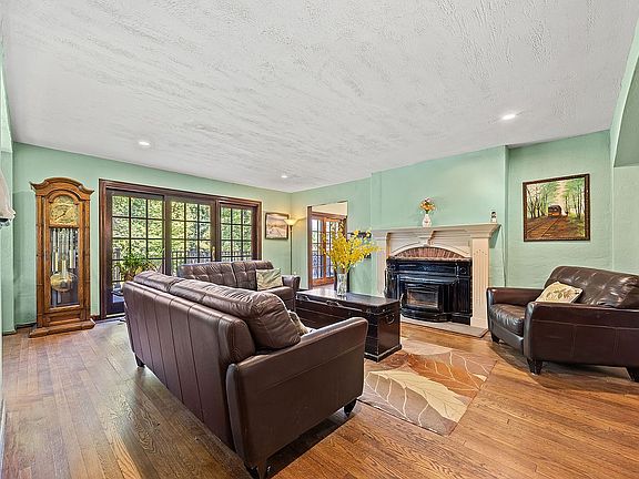 4th image of 378 Beverly Rd Unit 1