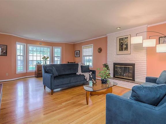 4th image of 8201 Rosewood Dr