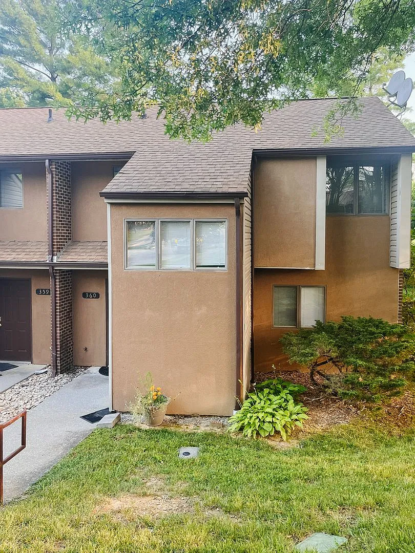 3 Bedroom 2.5 Bath Townhouse — Photo 2