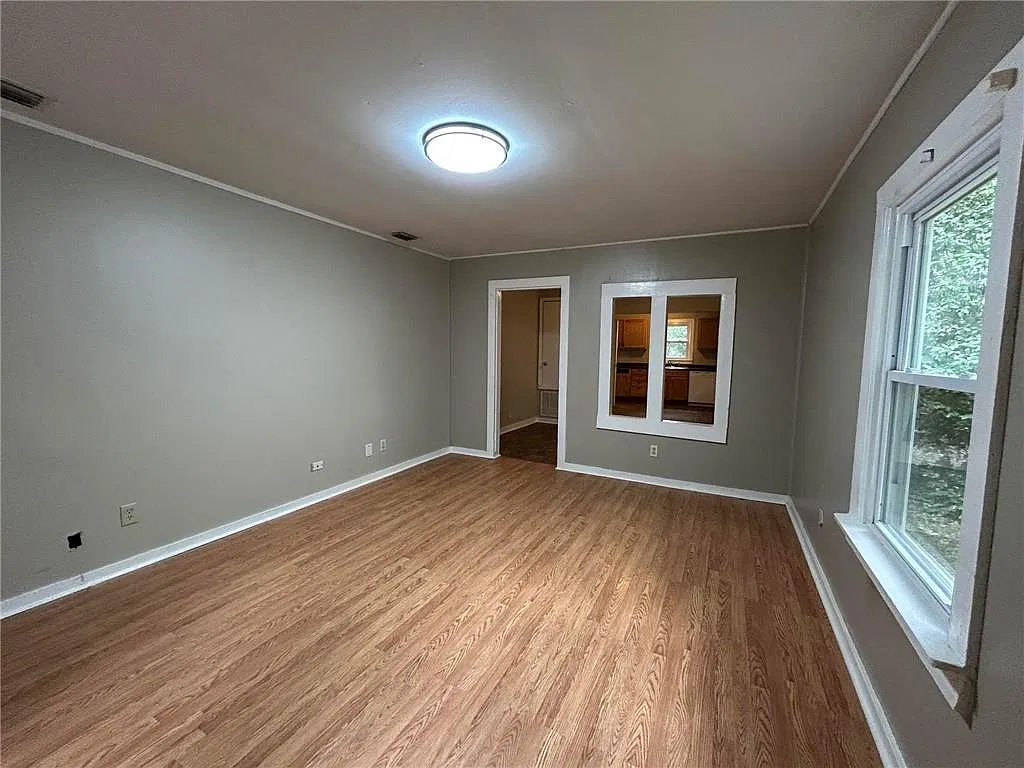 2 bed, 1.0 bath, 8908 sqft, $1,000 — Photo 4