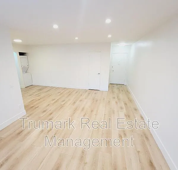 1422 E Maple St #7 — Photo 2