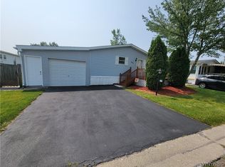 1006 Ridgewood Dr, Lockport, NY 14094