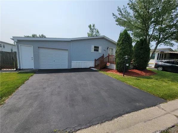 1006 Ridgewood Dr, Lockport, NY 14094