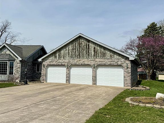 3rd image of 210 Dawn Ave