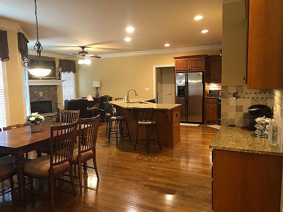 5th image of 950 Windsor Creek Dr