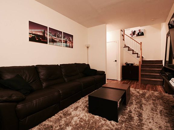 3rd image of 17 Sandywood Ln