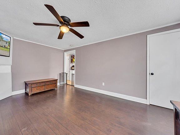 3rd image of 1383 Colonial Rd