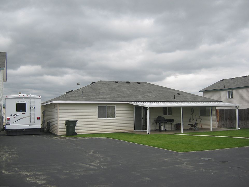 Nice back yard, paved drive to shop