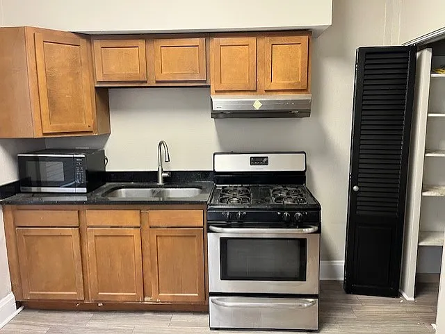 Kitchen - 1051 Hunter Ave #1