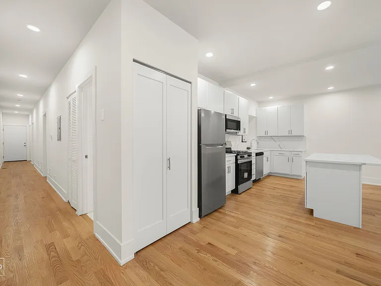 652 W Gordon Ter #1E — Photo 2