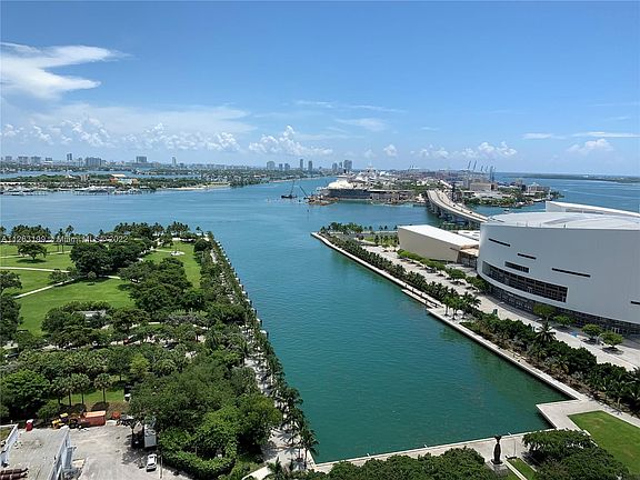 3rd image of 900 Biscayne Blvd APT 2405